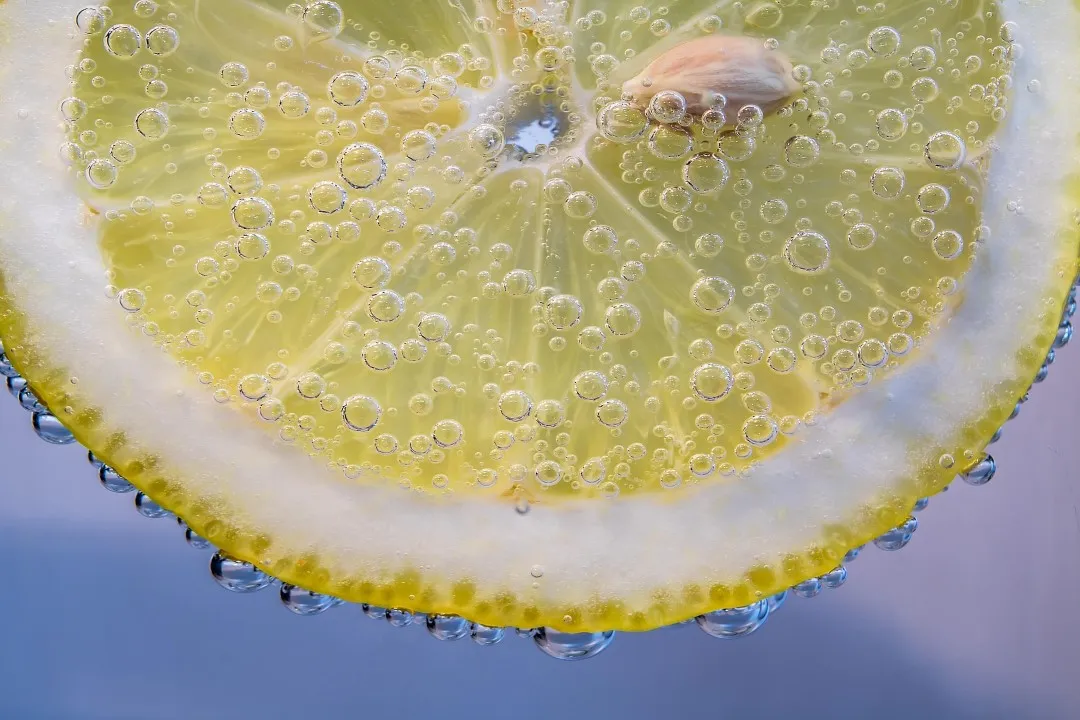 slice of lemon 2135548 1920